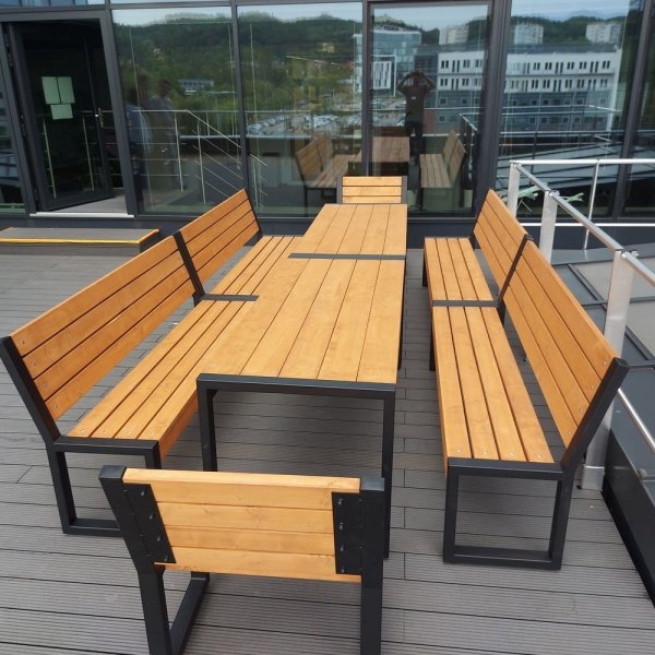 Zielona klasa. Klasa pod chmurką, 2 stoły, 4 ławki i 2 krzesła z oparciem LOFT CERTYFIKAT