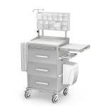 Wózek anestezjologiczny ANS-03/KO: szafka z 3 szufladami, blat boczny wysuwany, nadstawka 11 poj., miska, pojemniki na rękawiczki i na zużyte igły, koszyk, kroplówka, kosz na odpady 