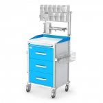 Wózek Vital anestezjologiczny AVIT-30: blat stalowy z bandami, szafka z 3 szufladami, nadstawka na 11 poj., 5 szyn, koszyk, pojemniki na cewniki, na narzędzia i na rękawiczki, kroplówka