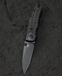 Nóż Bestech Tonic Black Carbon fiber / Titanium, Black Stonewashed M390 by Colin Maisonpierre (BT2204E)