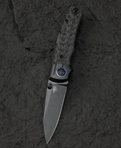 Nóż Bestech Tonic Black Carbon fiber / Titanium, Black Stonewashed M390 by Colin Maisonpierre (BT2204E)