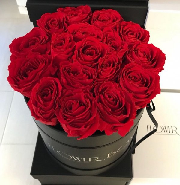 Czerwone żywe WIECZNE róże w średnim czarnym boxie