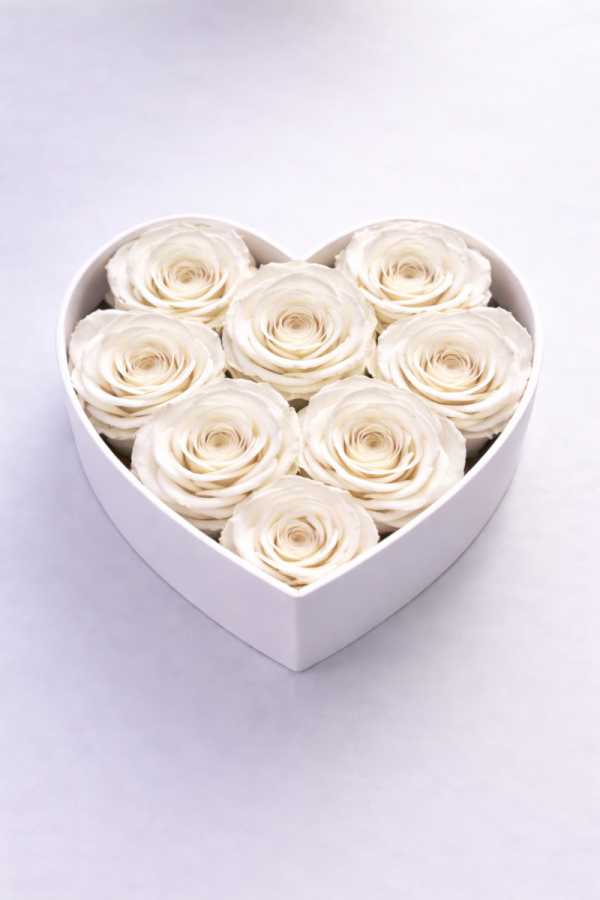 Białe wieczne róże w mini boxe serce