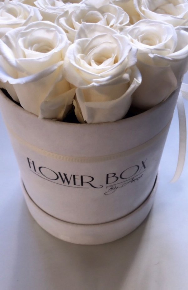 Białe,WIECZNE żywe róże w średnim velvet  boxie