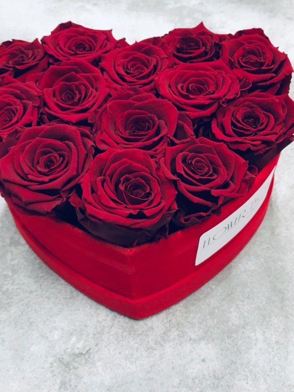 Czerwone wieczne róze w średnim boxe heart
