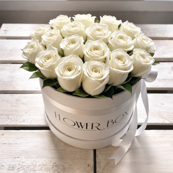Białe żywe róże w średnim białym boxie