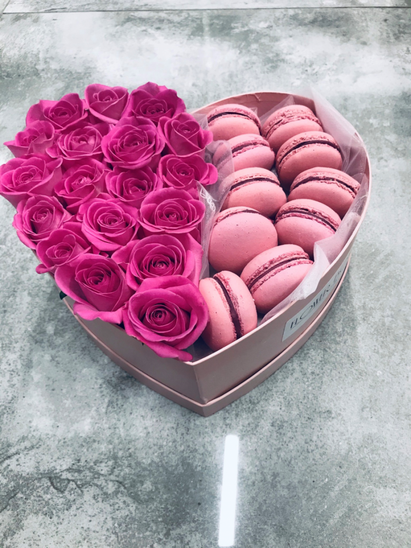  Duży Box serce róże swieze ,żywe i ciasteczka makaroniki 