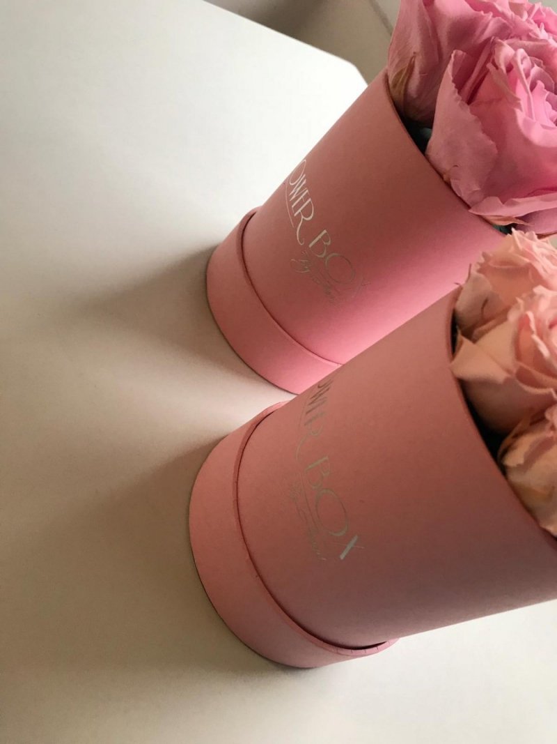 Różowe żywe WIECZNE róże w małym  różowym boxie XS