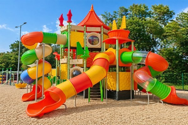 nowoczesny plac zabaw metalowo-plastikowy, zestaw zabawowy z rurami i zjeżdżalniami EN 1176