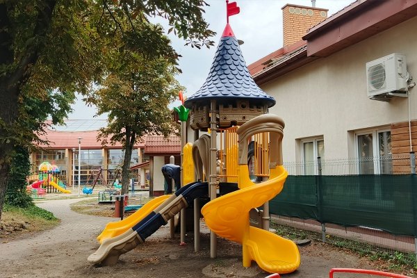 Plac zabaw z wieżą i zjeżdżalnią – realizacja przy przedszkolu