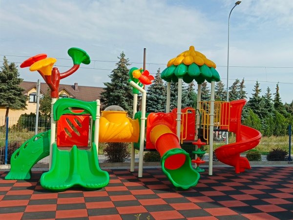 plac zabaw safari 07 widok frontowy zestaw na plac zabaw dla szkoły i przedszkola