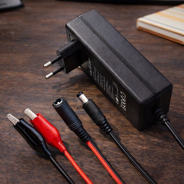 Qoltec Ładowarka do akumulatora AGM GEL STD | Prostownik 24V | 19.2W |  5.5x2.1 | kabel 1.8m