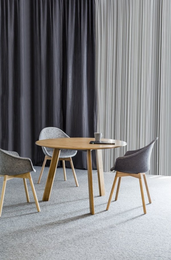 stół Simplic z drewnianymi nogami
