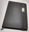 Notes A5 z długopisem zamykany na gumkę z blaszką - papier chamois w kratkę oprawa EKOSKÓRA LINEN szara (gumka szara)