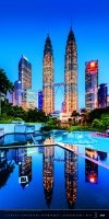 kalendarz wieloplanszowy z pięknym zdjęciem wieżowców i fontanny w Kuala Lumpur