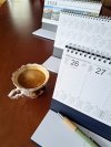 Kalendarze na biurko z notesami samoprzylepnymi i znacznikami 