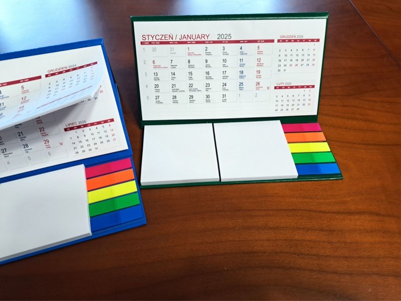 kalendarz biurkowy na rok 2025 z notesami i znacznikami