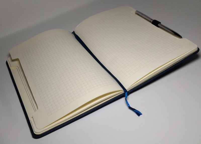 Notes A5 z długopisem zamykany na gumkę z blaszką - papier chamois w kratkę oprawa EKOSKÓRA LINEN granatowa (gumka granatowa) Z NADRUKIEM DLA TATYNotes A5 z długopisem zamykany na gumkę z blaszką - papier chamois w kratkę oprawa EKOSKÓRA LINEN 