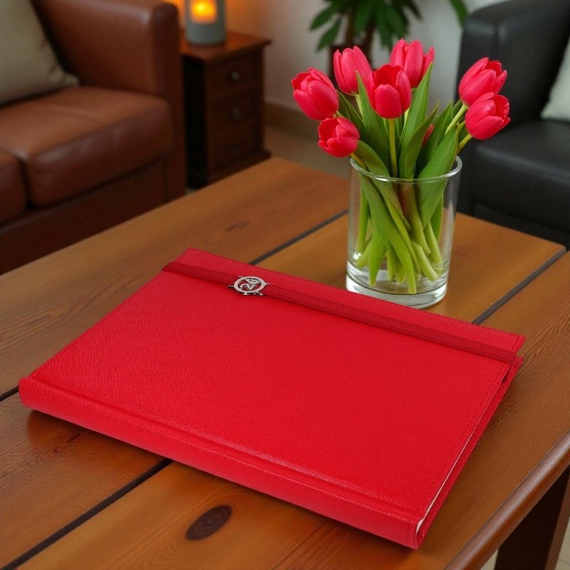 Kalendarz książkowy 2026 B5 dzienny papier chamois wycinane registry oprawa z zamykaniem na gumkę i mocowaniem na długopis ROSSA VIU czerwona