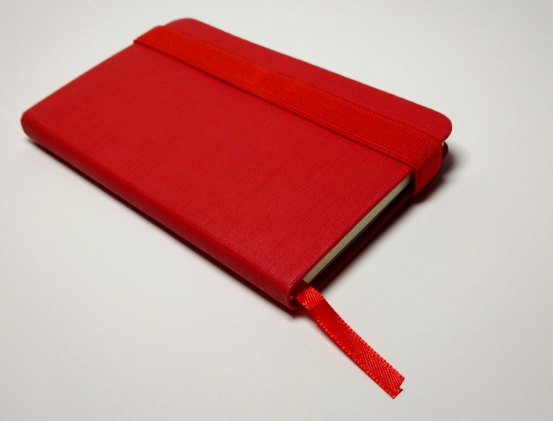 Notes A6 z długopisem zamykany na gumkę - papier chamois w linie oprawa EKOSKÓRA LINEN czerwona (gumka czerwona)