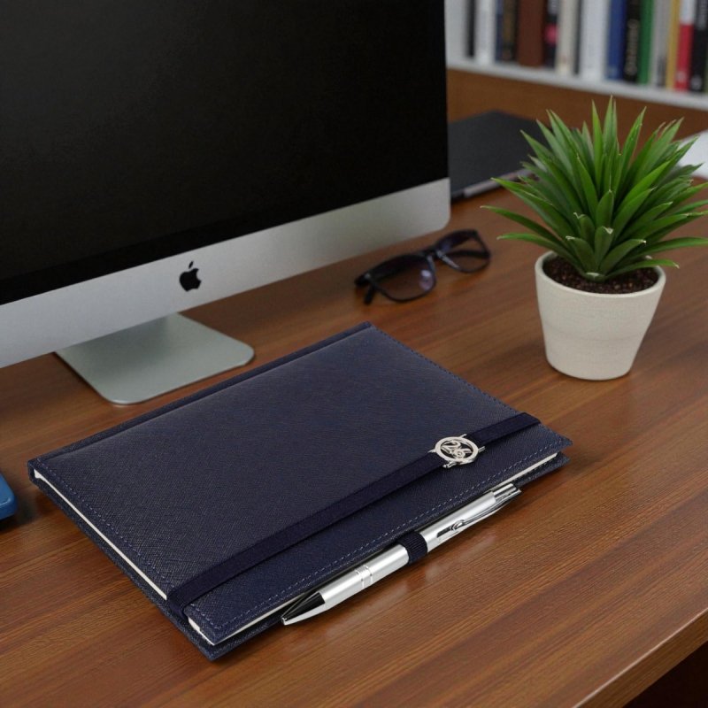 Kalendarz książkowy 2026 A5 dzienny papier chamois wycinane registry oprawa z zamykaniem na gumkę i mocowaniem na długopis ROSSA VIU granatowa Z NADRUKIEM LOGO