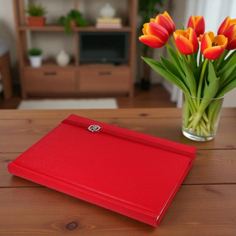 Kalendarz książkowy 2026 A5 dzienny papier chamois wycinane registry oprawa z zamykaniem na gumkę i mocowaniem na długopis ROSSA VIU czerwona Z NADRUKIEM LOGO