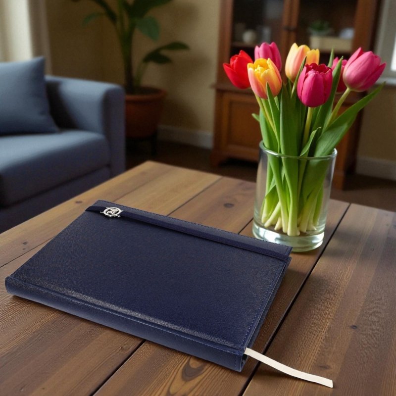 Kalendarz książkowy 2026 A5 dzienny papier chamois wycinane registry oprawa z zamykaniem na gumkę i mocowaniem na długopis ROSSA VIU granatowa Z NADRUKIEM LOGO