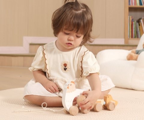 Viga 44285 PolarB Drewniana zabawka do ciągnięcia – kura z kurczaczkami