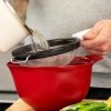 KitchenAid sitko kuchenne z uchwytem 18cm CLASSIC White
