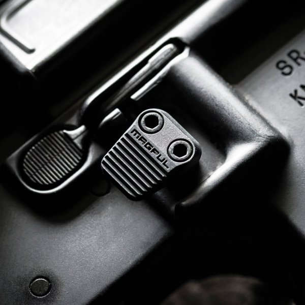 Powiększony przycisk zwalniacza magazynka Magpul MAG568