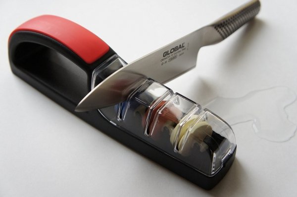MinoSharp PLUS 3 Ceramiczna ostrzałka wodna 550, czarno-czerwona