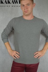 Szary sweter ze wzorem