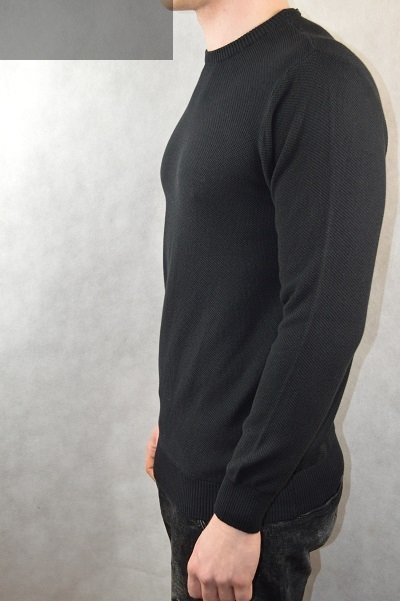 Czarny sweter męski ze wzorem.