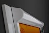 Kaseta i prowadnice rolet Vegas Profil U są przyklejane bezinwazyjnie na ramę okna.