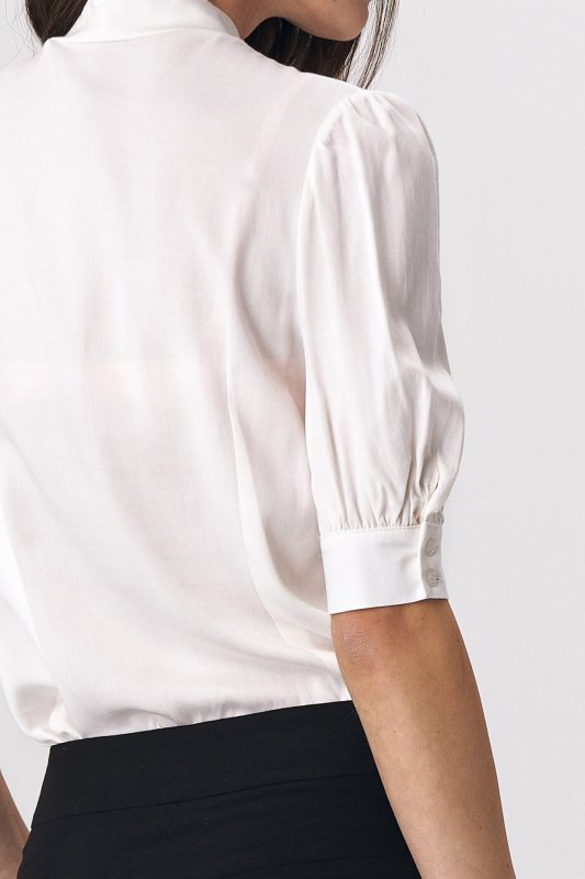 Nife Elegancka bluzka ecru z wiązaniem na dekolcie - B107