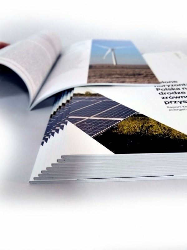 Katalog A5, 210 x 148 mm, druk pełnokolorowy, Ilość stron: 48, Okładka - papier kredowy 250 g + folia jednostronna, środek - papier kredowy 130 g, szycie zeszytowe - 20 sztuk