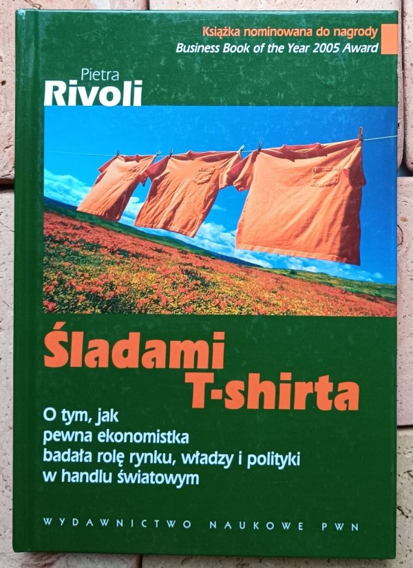 Pietra Rivoli • Śladami T-shirta. O tym, jak pewna ekonomistka badała rolę rynku, władzy i polityki w handlu światowym - okładka