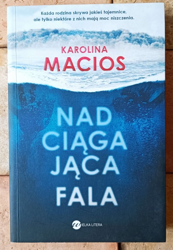 Karolina Macios • Nadciągająca fala - okładka