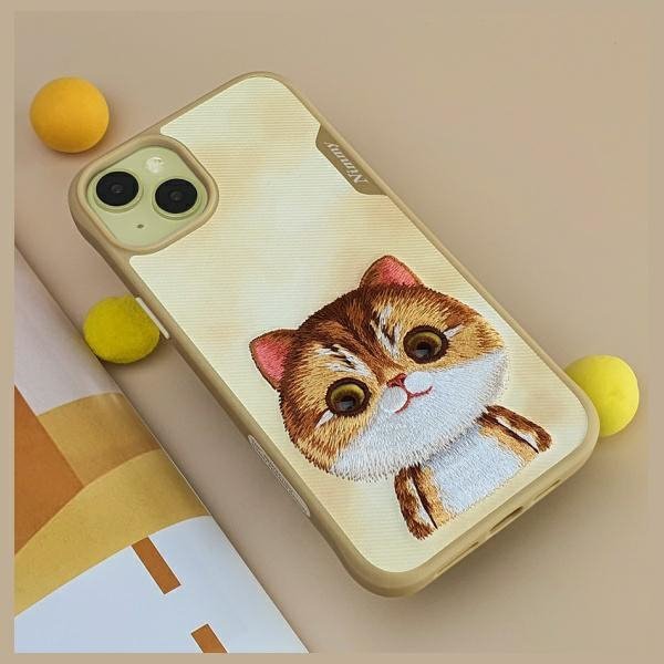 Nimmy etui iPhone 15 Pro Max 6.7&quot; khaki  Big Eyed Pet 2.0 Cat
