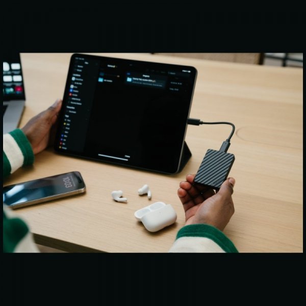 Dysk zewnętrzny Verbatim Store n Go Mini Stripe USB-C SSD 2Tb czarny 32036