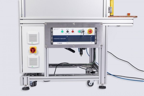 Laser-marking cabinet with automatic door and motorized axis