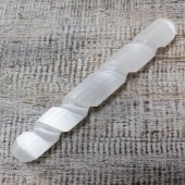Różdżka z naturalnego selenitu (spiralna, okrągłe końce)