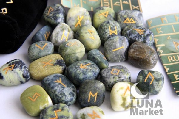 Runy z naturalnych kamieni Zielony Serpentynit - alfabet runiczny z kamyków serpentynitu