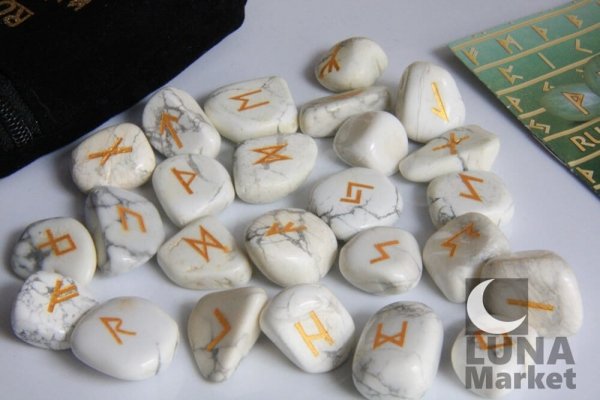 Runy z naturalnych kamieni Biały Howlit w sakiewce - alfabet runiczny do nauki wróżenia