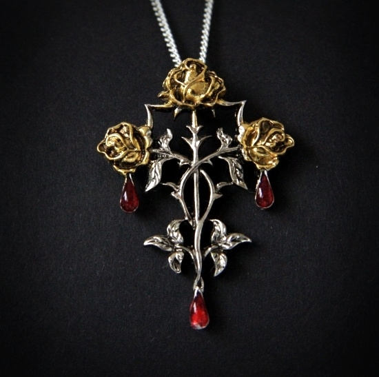 gotycki naszyjnik z różami Krwawa Trójca - talizman: Szczęśliwe życie