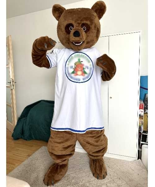 strój chodzącej maskotki Niedźwiadek w koszulce – maskotka reklamowa w koszulce sportowej z krótkim rękawem