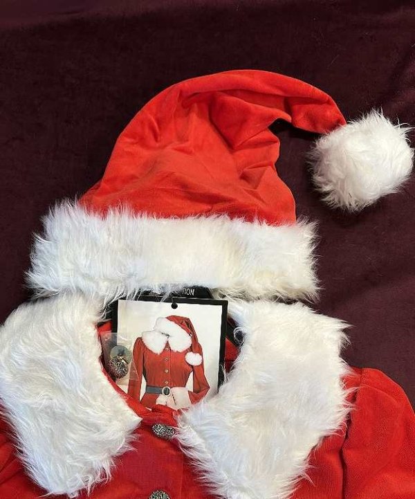 sukienka mikołajkowa z futerkiem – zdjęcie ozdobnych obszyć czapki z futerka