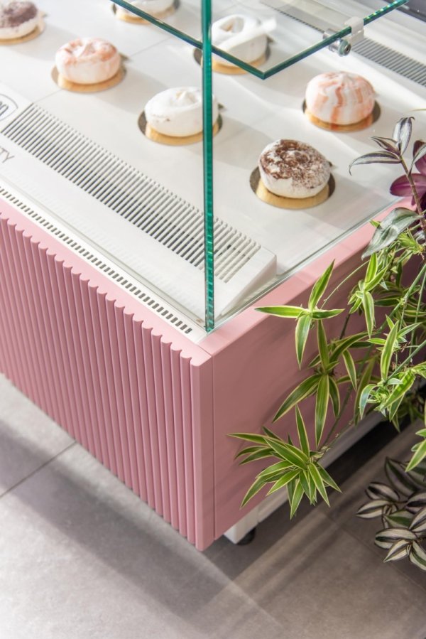 Witryna cukiernicza chłodnicza Dolce Visione Premium 1300 Bianco | podświetlany cokół | białe wnętrze | 1300x670x1300 mm