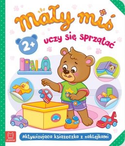 Mały miś uczy się sprzątać.