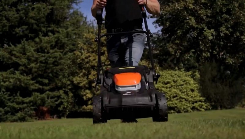 Kosiarka akumulatorowa 2x20V 2,5Ah szerokość koszenia 34cm 300m2 + dodatki